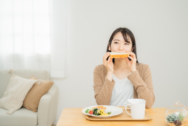 トーストを食べる女性