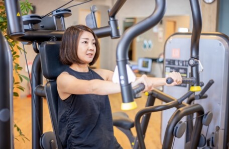 筋トレの女性