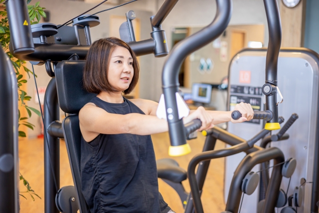 筋トレの女性